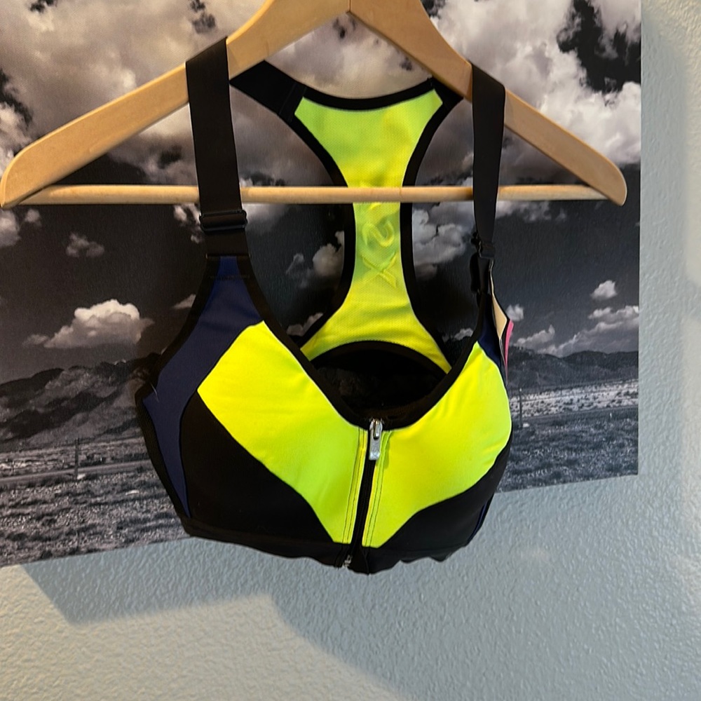 Adorable Victoria’s Secret new with tags never worn sports bra